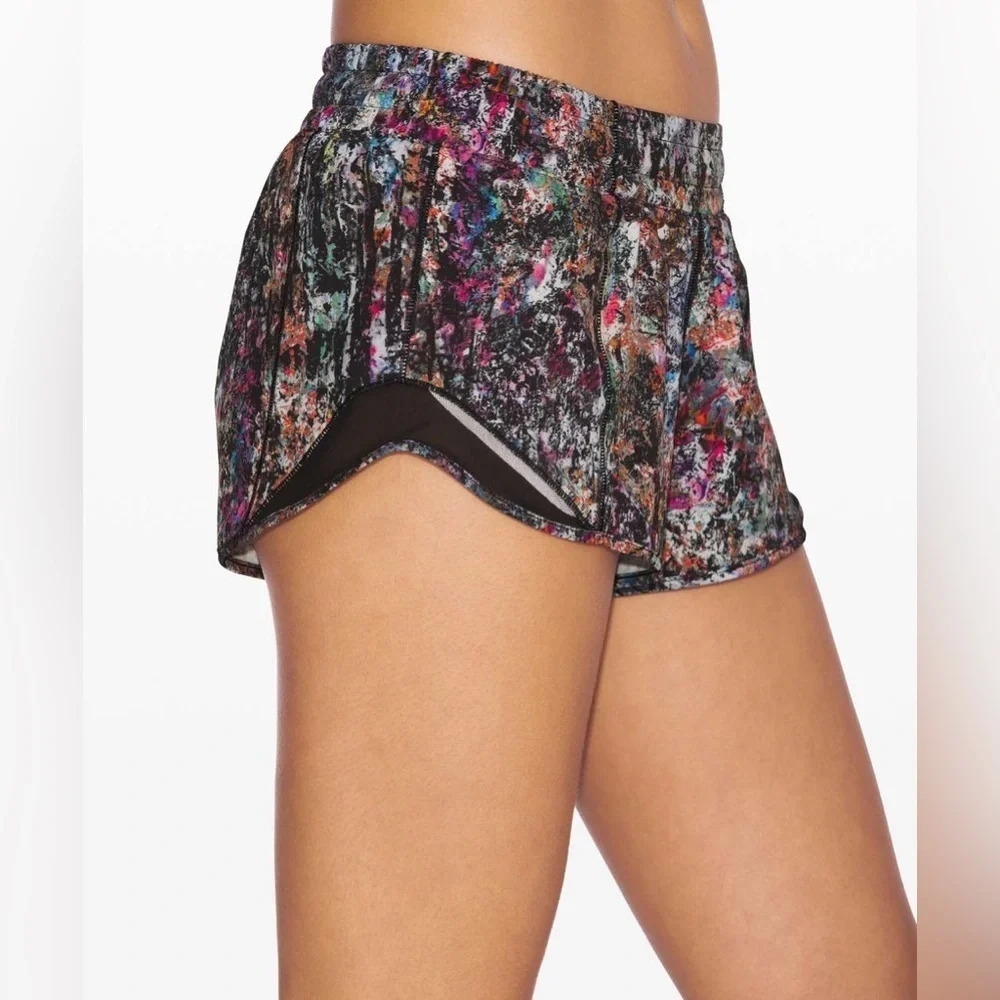 Lululemon Hotty Hot Short II Vitalize Multi / Black Size 6 Tall 4” Inseam Lined